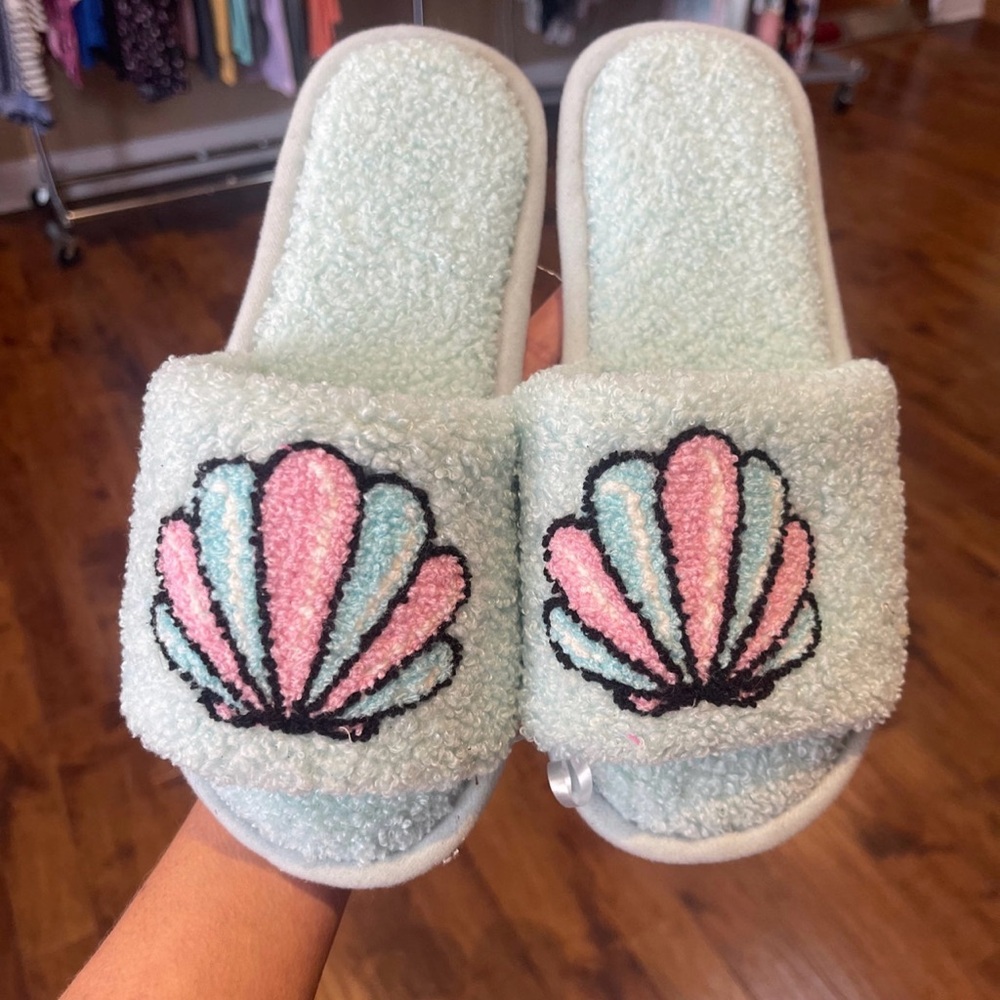 Royal Living M/L slippers - new - boutique overstock